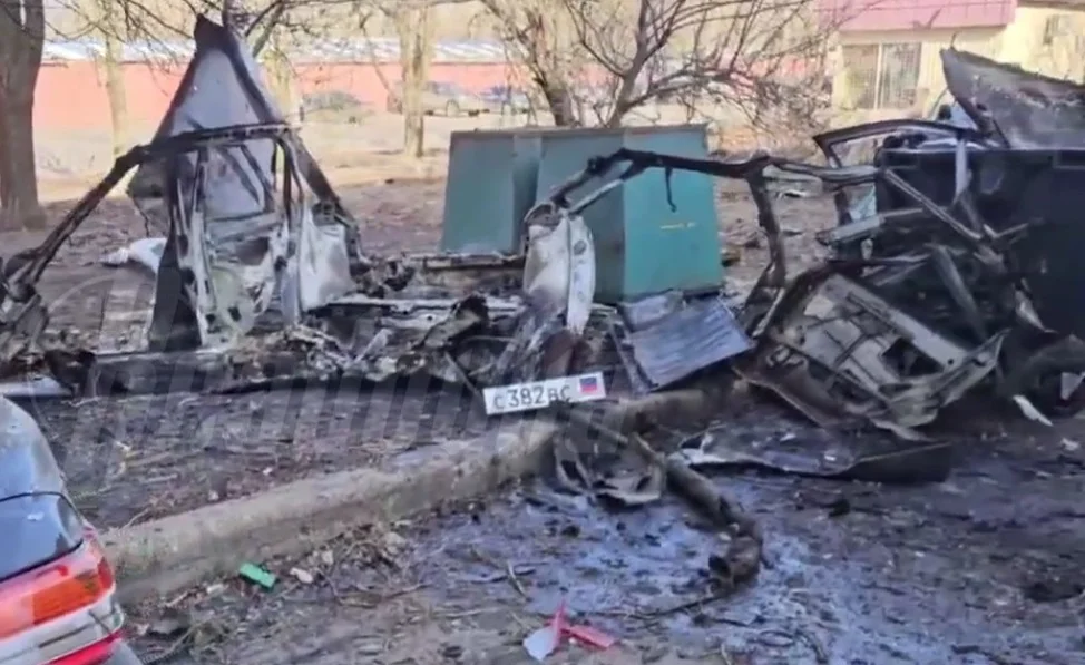 ВСУ обстреляли жилой двор в Донецке — осколки изрешетили машины и фасад многоквартирного дома